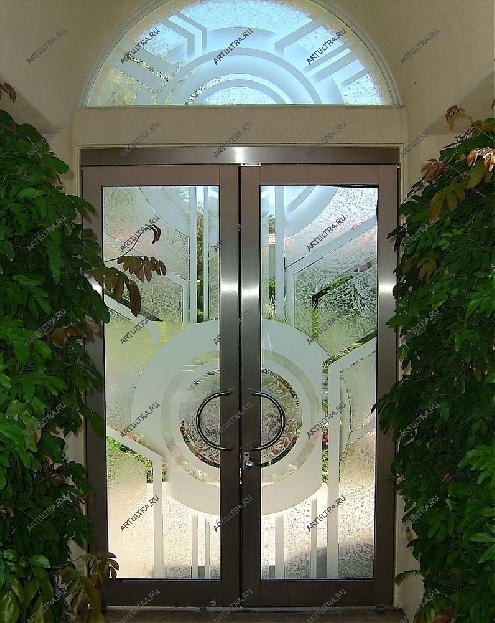 Входную дверь со стеклом, украшенным в одной из витражных техник, имеющую сложную форму или конструкцию, можно отнести к элитным